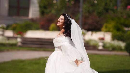 新娘穿着面纱奔跑