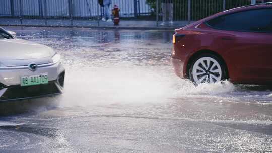 升格汽车行驶过积水的道路