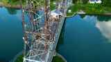 空中无人机环湖升降机桥尖顶水上建筑塔高清在线视频素材下载