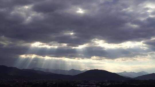 天空阳光穿透云层实拍耶稣光天光丁达尔光效
