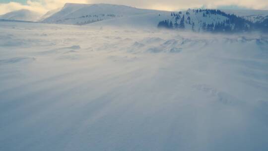 山顶上的暴风雪