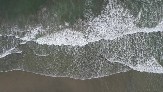 波涛汹涌的海岸航拍