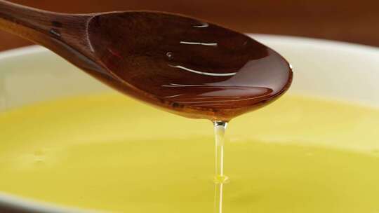 油滴落茶汤食用油金色液体实拍