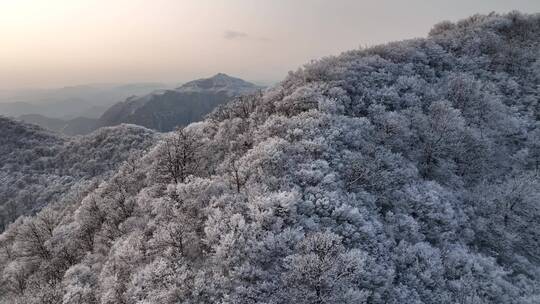 航拍焦作云台山峰林峡山脉冬季雾凇雪景