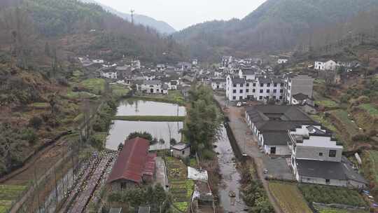 皖南大山中的自然村落