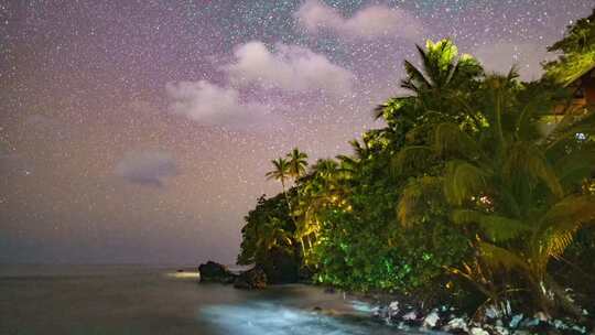 海岸上空星星的时间流逝