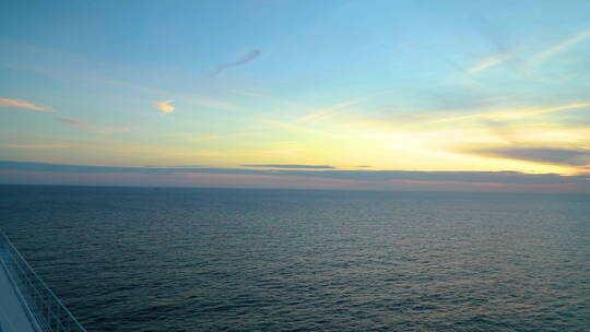 轮船上拍摄一望无际大海的日落视频素材模板下载