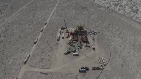 新疆石油或天然气钻井平台压裂井场视频素材模板下载