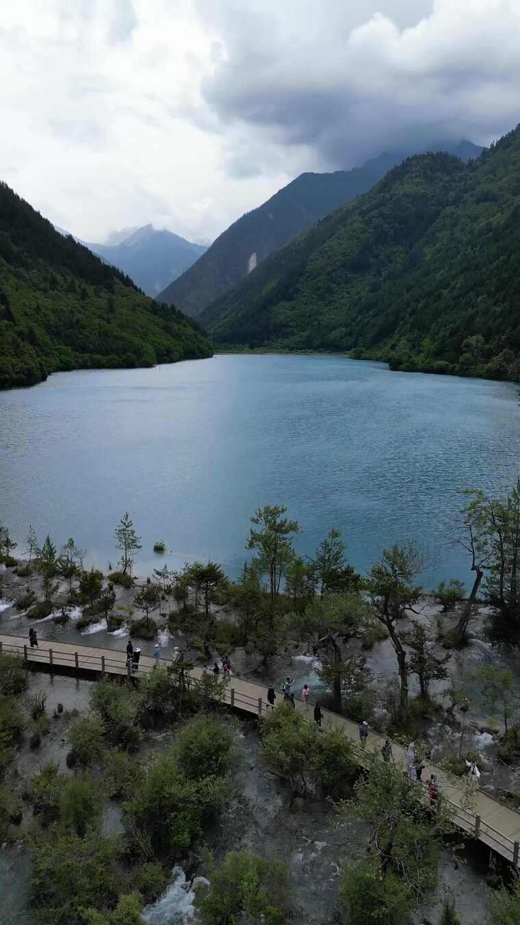 九寨沟湖泊游人栈道景观