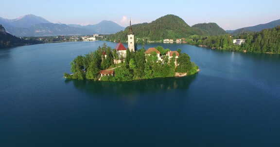 美丽的鸟瞰斯洛文尼亚湖布莱德在朱利安阿尔卑斯山。2