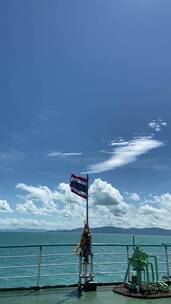 立在海湾被风吹动的泰国