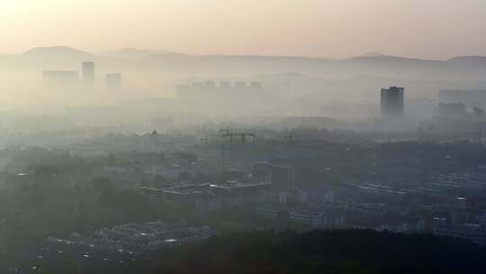 在无人机长焦镜头下拍摄南京城市