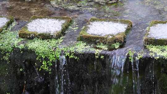 山间瀑布水流溅起水花