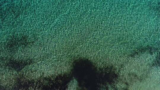 从上方看到晶莹剔透的海水