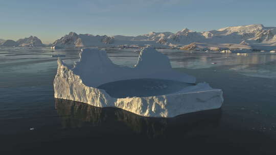 清晰海洋无人机鸟瞰中的冰山池融化视频素材模板下载