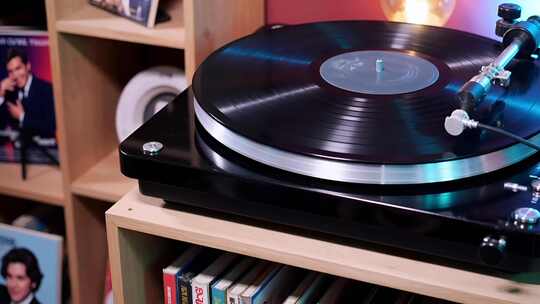 黑胶唱片机唱片播放特写