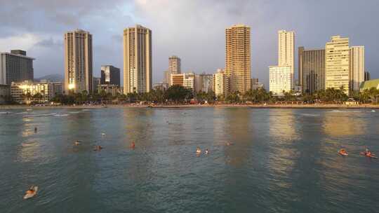 日落余晖下沿海城市的风光