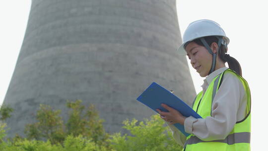 中国人女工程师戴建筑头盔工作记录