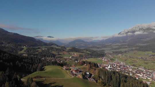 航空：奥地利阿尔卑斯山美丽风景的全景照片，蒂罗尔