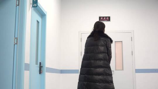 女人在医院手术室门口焦急等待2视频素材模板下载