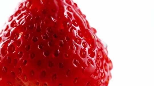 水滴滴在新鲜草莓上特写