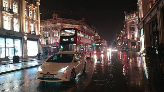 雨夜街道的车流视频素材模板下载