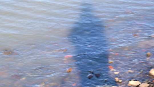 江边湖边碎石江水拍打江岸水流视频素材模板下载