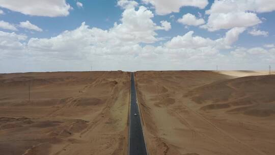 航拍笔直的沙漠荒野公路道路