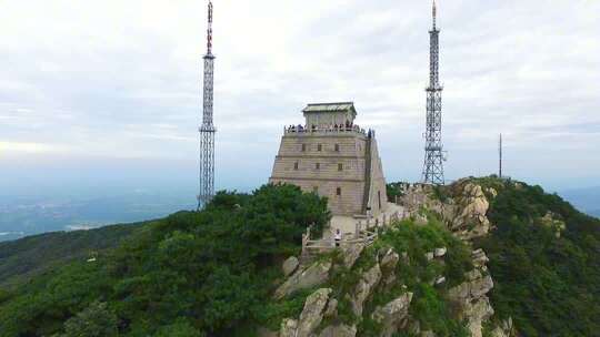 旅行博主摄影登山蒙山之巅
