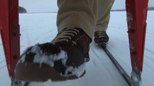 一个人在白雪覆盖的田野上滑雪