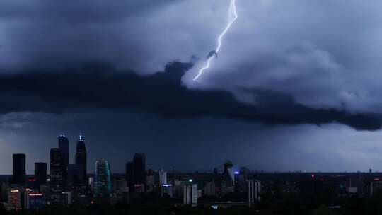 城市上空雷暴延时