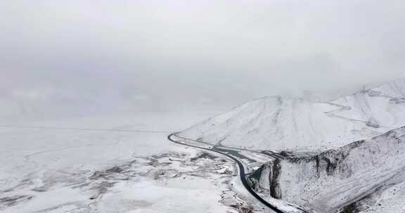 下雪天被大雪覆盖的湖面新疆喀拉库里湖喀湖