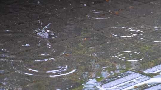 城市马路道路下雨天雨水雨滴大自然风景风光