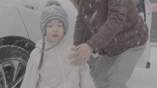 大雪纷飞母子雪地嬉戏SLOG