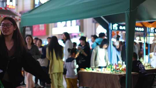 浙江省杭州市武林夜市商圈夜晚夜景逛街购物