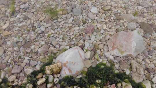 海边沙滩鹅卵石实拍大海海浪