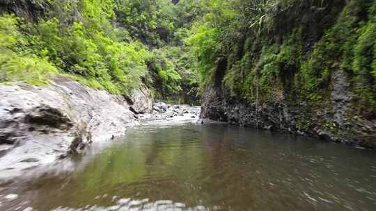 留尼汪岛马法特马戏团绿色峡谷中河流和急流的无人机镜头。