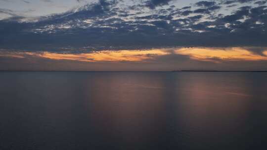 海天一色湖景夕阳余晖