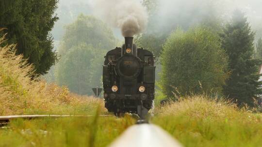 山林里行驶的蒸汽式火车