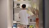 男生在厨房下厨背影高清在线视频素材下载