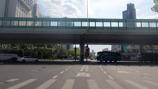 上海封城中的街道红绿灯路口