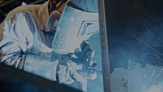 高清实拍工厂工业焊接电焊人物工作视频素材模板下载