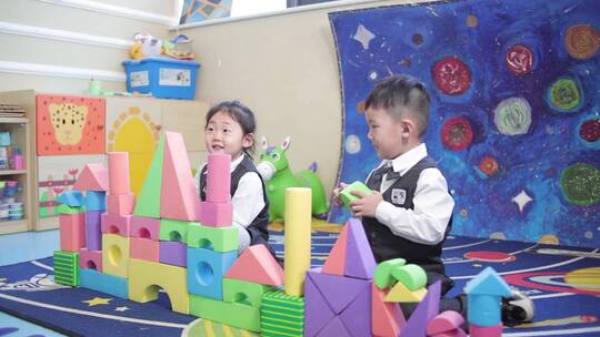 小孩子玩积木搭城堡视频素材模板下载