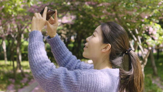 亚洲人中国女性戴口罩户外办公打电话玩手机