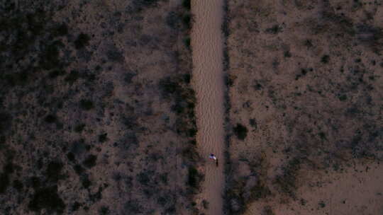 日落时，女孩在细沙海滩上奔跑视频素材模板下载