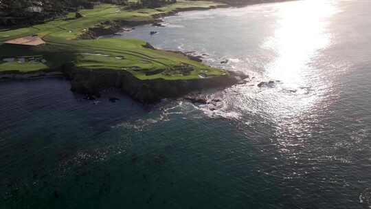 鸟瞰卵石滩高尔夫球场标志性的海滨第7洞，视频素材模板下载