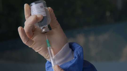 新冠疫苗接种前医生洗手消毒