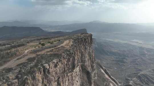 北方壮丽的悬崖陡峭的山峰