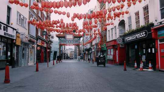 中国灯笼悬挂在城市建筑物附近的道路上