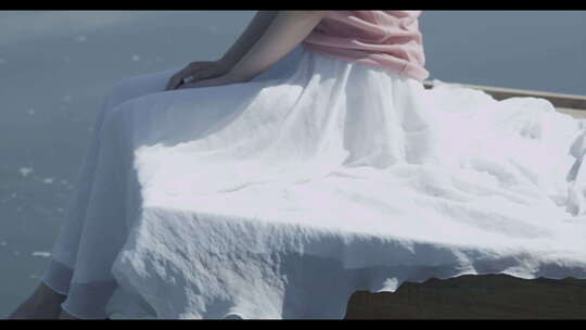 一个女生坐在船头 湖面 白裙子 延时慢镜头